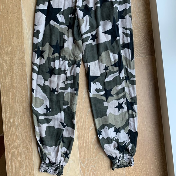 Chaser Camo pants with stars - Picture 2 of 2